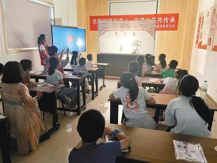 雁塔区杜城街道金地西沣公元社区开展的五彩社区暑假非遗皮影戏活动   受访单位供图