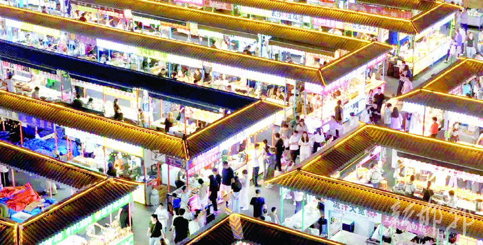 盛夏时节，夜市成了市民消夏纳凉、品味美食的理想去处。图为7月18日，城南夜市现场。