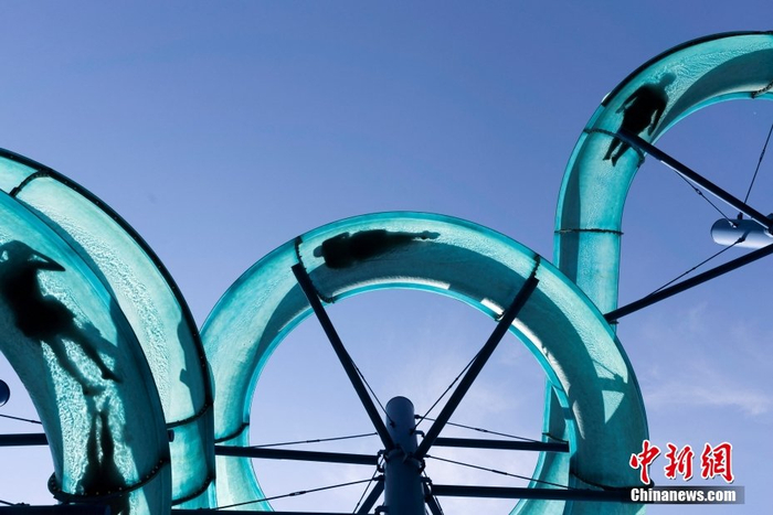 在高温天气里，在乐园的水滑梯感受一次清凉与刺激并存的冒险。