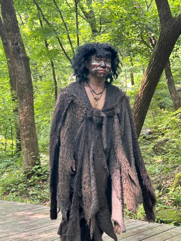 表演特技的野人演员。（图/新周刊 摄）