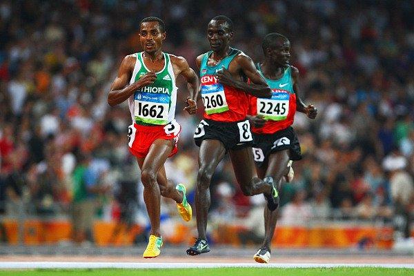 在2008北京奥运会男子5000米决赛中，贝克勒（左一）与基普乔格（中）同场竞技。