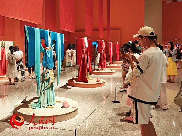 游客正在参观“五彩锦簇——中华服饰文化展”。人民网记者 韦衍行摄