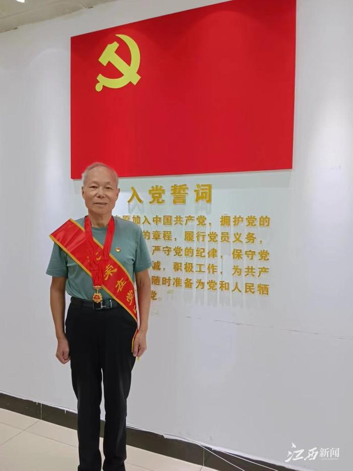 ▲蒋含宇获得“光荣在党50年”荣誉纪念章