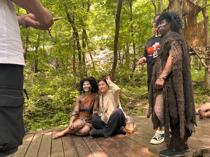 游客和博主韩锋合照。（图/新周刊 摄）