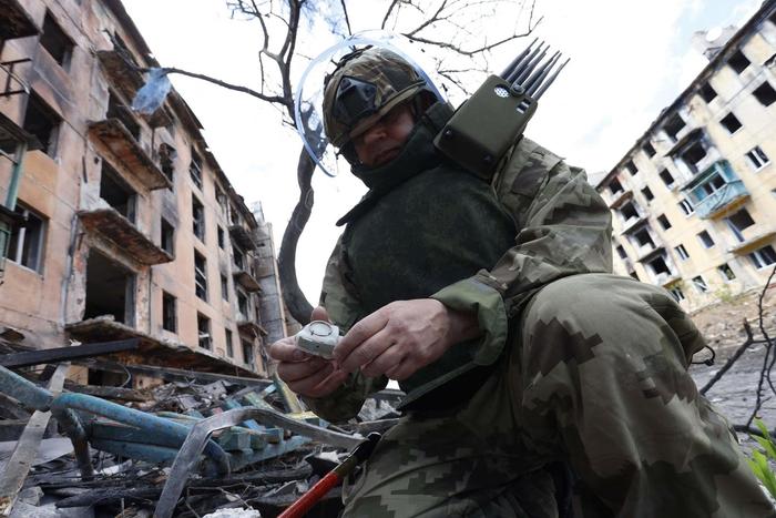 ▲当地时间2024年4月19日，马里乌波尔，一名俄罗斯工兵在检查一栋被毁的建筑。图据视觉中国