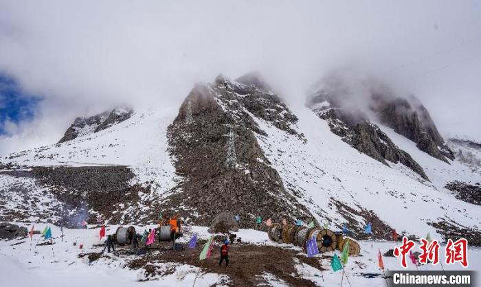 近日，新疆和田县稀有金属矿产业园区220千伏输变电工程正在进行第7标段的导线展放工作。张灵军 摄