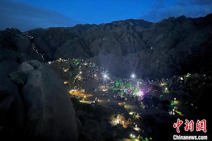 荒山野岭夜景图片