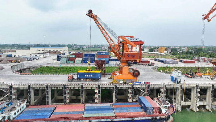 图为武林港二期，船舶在泊位装卸货物。