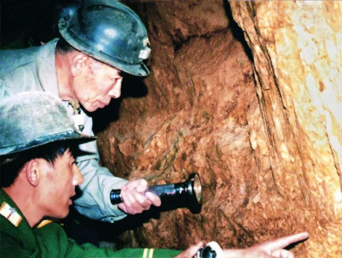 ▲1990年，涂光炽（后）应吴敬黄金部队的邀请，