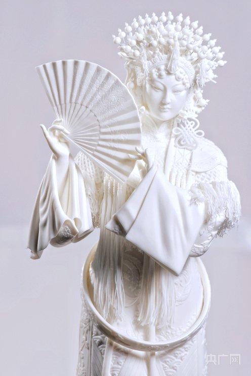 《贵妃醉酒》德化白瓷雕塑作品（央广网发 中国美术馆供图）
