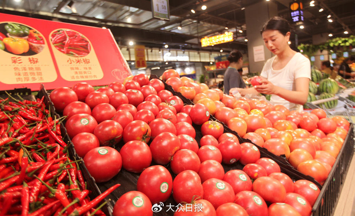 2024年6月12日，消费者在山东省临沂市平邑县一家超市选购蔬菜。 图片来源：新华社