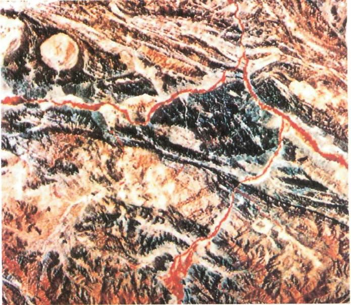 ▲利用遥感拍摄到的金矿地质照片。