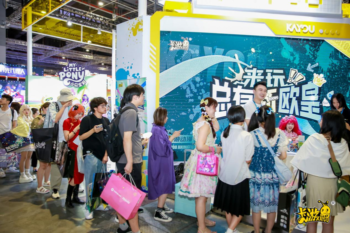 BW展会现场，玩家排队体验。