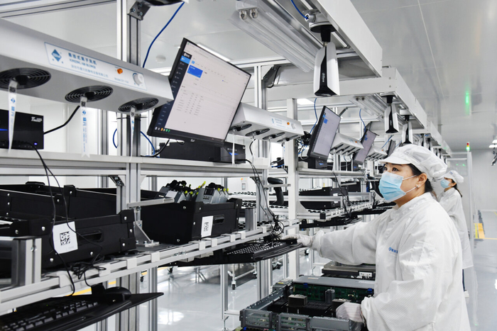 近日，科创中心中试基地雄安百信智能制造基地生产车间内，工人正在操作仪器。 赵荣昊 摄