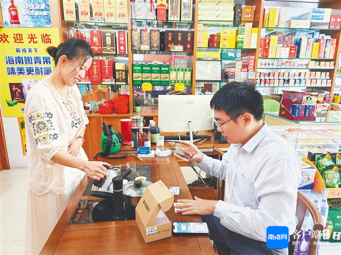 近日，海南农商银行昌江支行客户经理上门走访，了解商户经营情况，并主动为其办理二维码收单业务。海南农商银行昌江支行供图