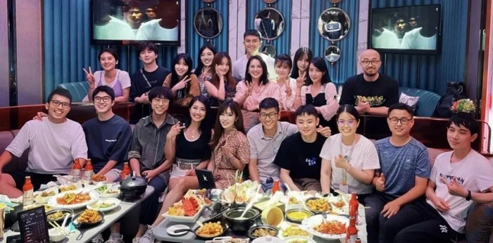 （初创团队合影。来源：妙鸭相机公众号）