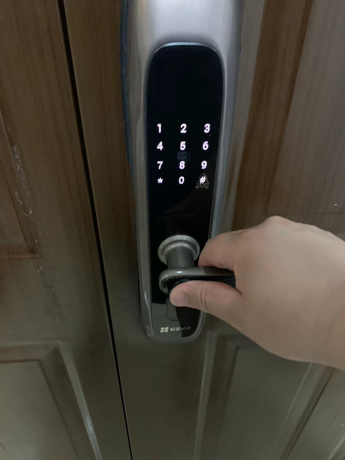 高先生购买的萤石指纹门锁。