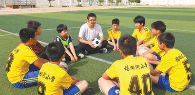 　　甘旭向学生讲授足球基础攻防技巧。余 涛摄