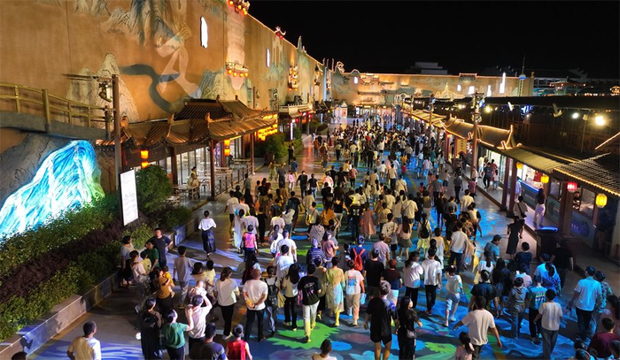 7月15日，游客在马鞍山长江不夜城游玩。（张俊 摄）