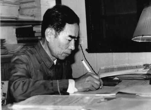 ▲矿床学及地球化学家涂光炽在工作中。