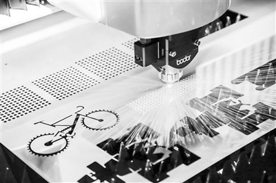 图为正在工作的激光加工装备。   受访者供图