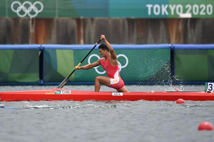 　2021年8月7日，在东京奥运会皮划艇静水男子1000米单人划艇决赛中，中国选手刘浩获得银牌。新华社记者 张笑宇 摄