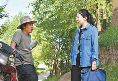 陈果（右）与村民讨论特色养殖问题。赵帅杰  摄