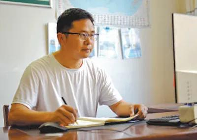 甘旭在整理教学讲义。肖杰  摄