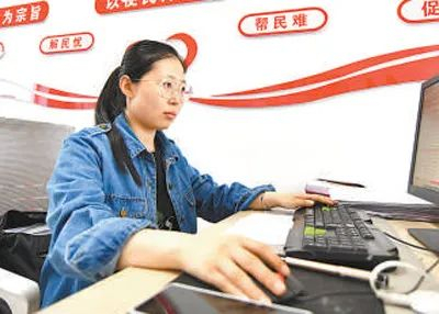 陈果在登记录入外出务工人员信息。赵帅杰  摄