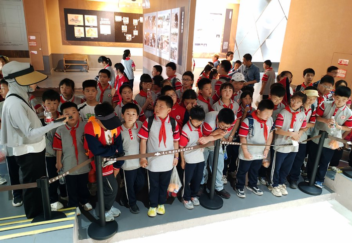 5月13日，含山育才实验学校学生在凌家滩开展考古研学活动。（过其保 摄）