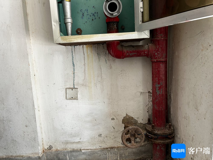 7月23日，B1栋一层消防灭火箱内同样缺少消防水带，报警器连接线及消防水管的下端阀门开关锈迹斑斑。记者 袁玉龙 摄