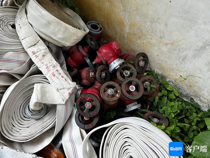 7月23日，消防设施维修改造被拆卸的消防水带及水龙头被堆放在珠江物业丁香家园管理处办公室一侧。记者 袁玉龙 摄