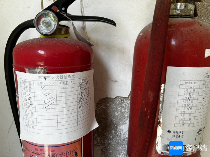 灭火器检查表有涂改痕迹。记者 袁玉龙 摄