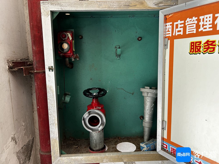 7月23日，丁香家园小区A1栋消防灭火箱里仅有水龙头进行更换，水枪未更换，无水带。记者 袁玉龙 摄