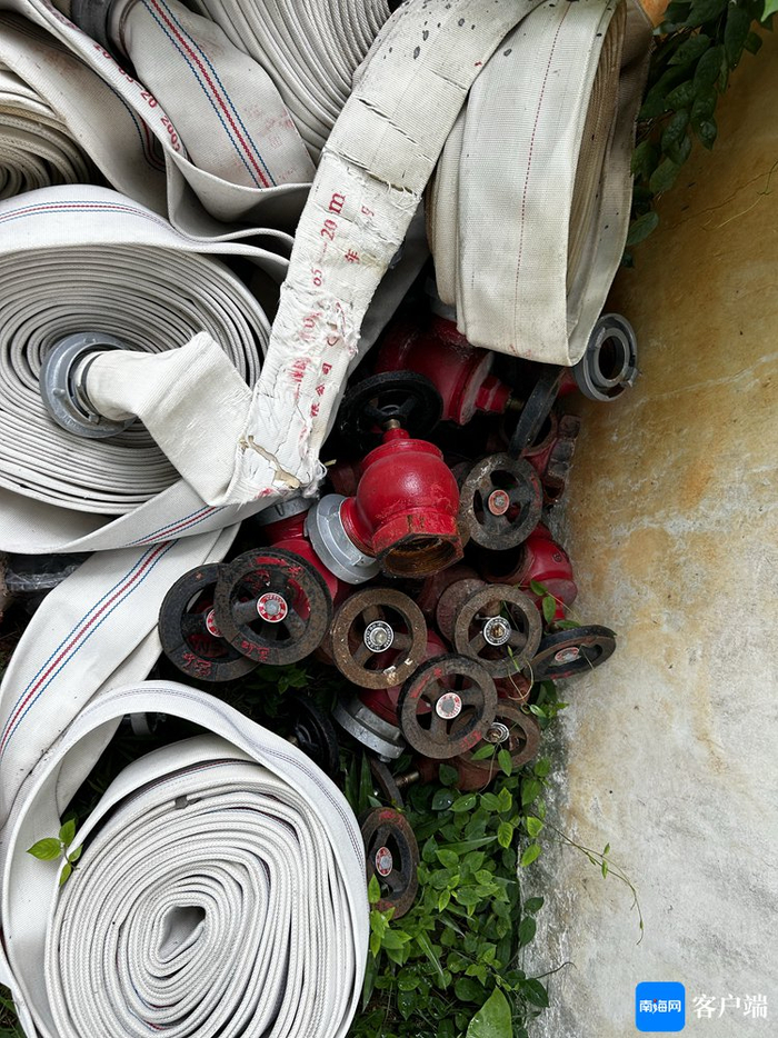 7月23日，消防设施维修改造被拆卸的消防水带及水龙头被堆放在珠江物业丁香家园管理处办公室一侧。记者 袁玉龙 摄