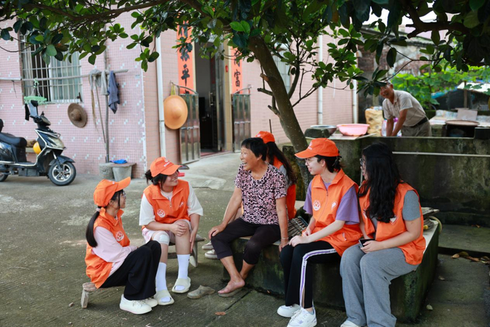 与村民深入交流