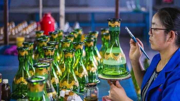 山西省祁县红海玻璃有限公司的技术工人在制作出口玻璃制品。吴遵民 摄