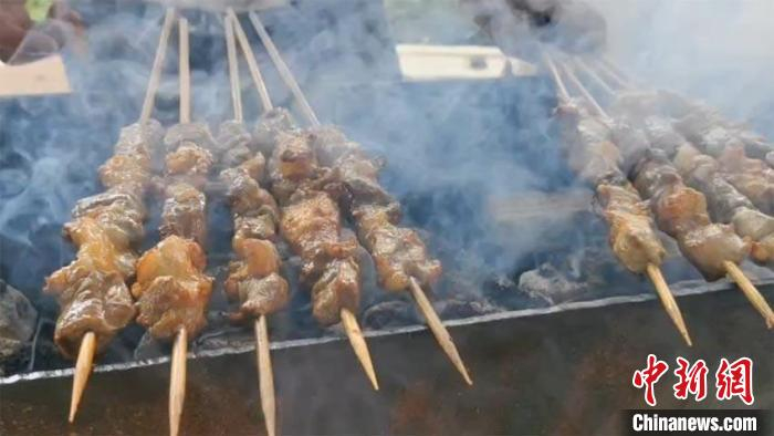“串王”正在烤制肉串。　郝小虎 摄