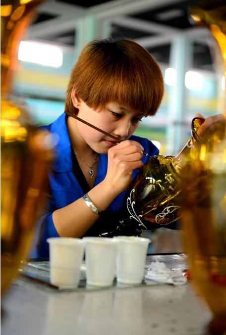 山西省祁县红海玻璃有限公司的技术工人在制作出口玻璃制品。吴遵民 摄