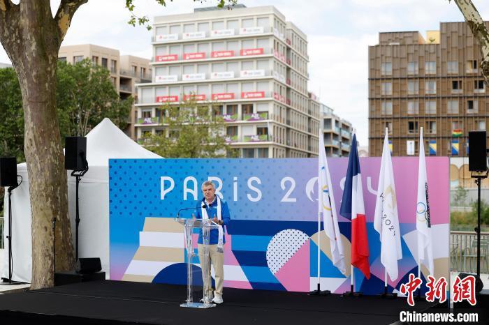 7月22日，国际奥委会主席巴赫在巴黎奥运村与运动员一道发出和平呼吁。中新社记者 　富田 　摄