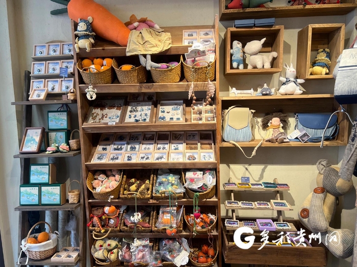 店里的非物质文化遗产文创产品铃娘满目