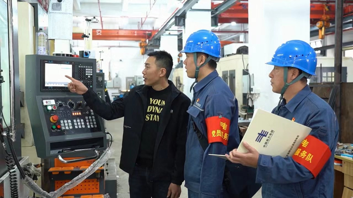 图为南方电网广东汕头澄海供电局工作人员了解企业生产用电情况。（资料图片）