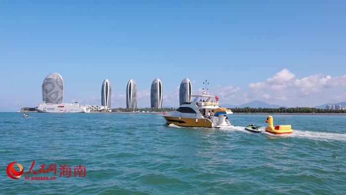 游客乘坐游艇在海上游玩。人民网记者 符武平摄