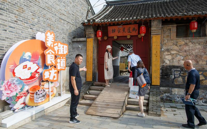 7月22日，研学学生们进入古北口镇御道美食坊参观。新京报记者 王子诚 摄