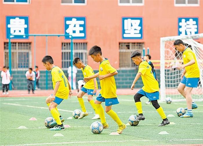 　银川十中足球队在操场上训练。