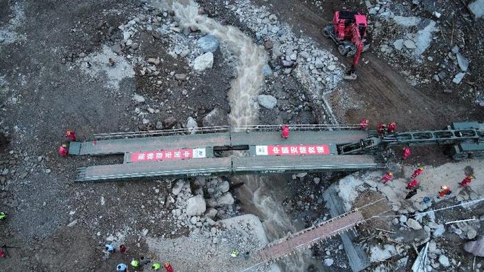 中国安能三局成功抢通雅安汉源马烈乡两座受损桥梁。中国安能三局供图