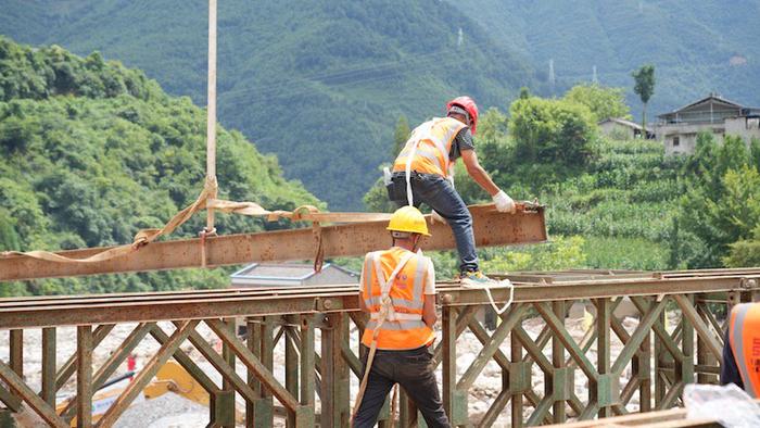 施工人员正在加紧架起钢桥。四川省交通运输厅供图