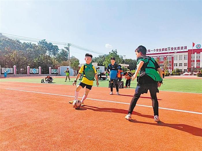 吴忠市利通区足球课堂上放飞自我的少年。