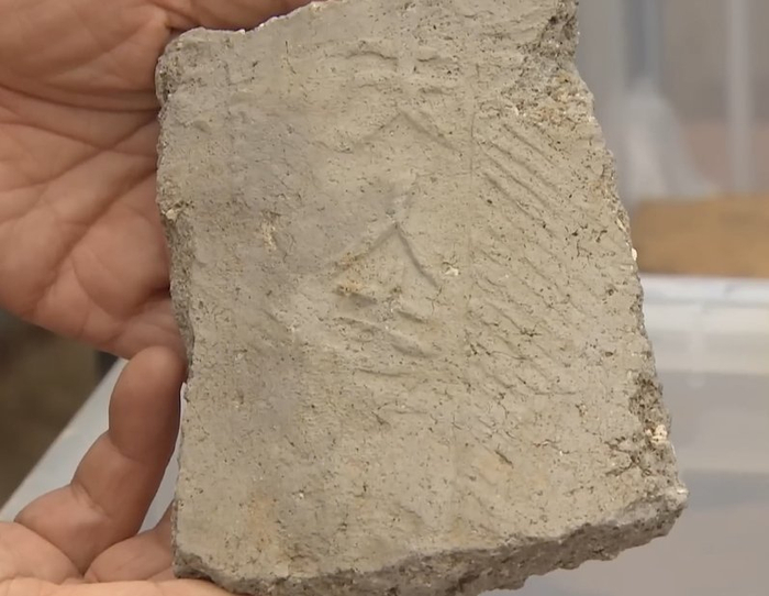 韩国出土1000多年前瓦片：上面用汉字刻着“夫人” 笔画清晰可见_新浪新闻