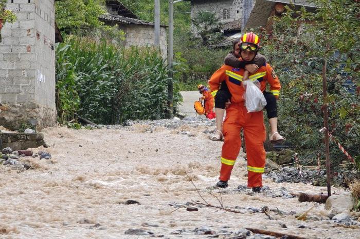 雅安消防救援支队和平路特勤站救援力量在新华村进行搜寻。四川消防供图